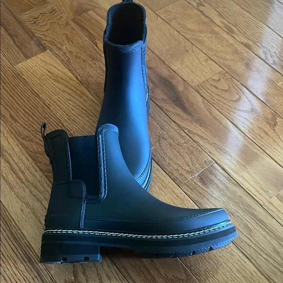 Women’s Hunter Black Chelsea Rainboot - Picture 1 of 6